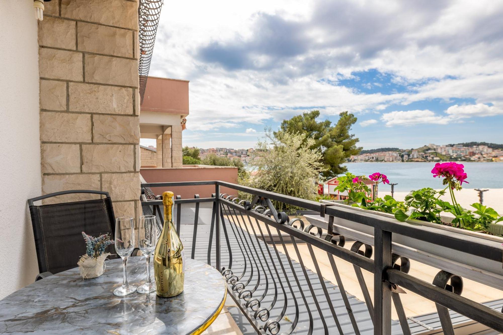 Villa Okruk-10 Meters Away From The Beach โอครูกกอร์นญี ภายนอก รูปภาพ