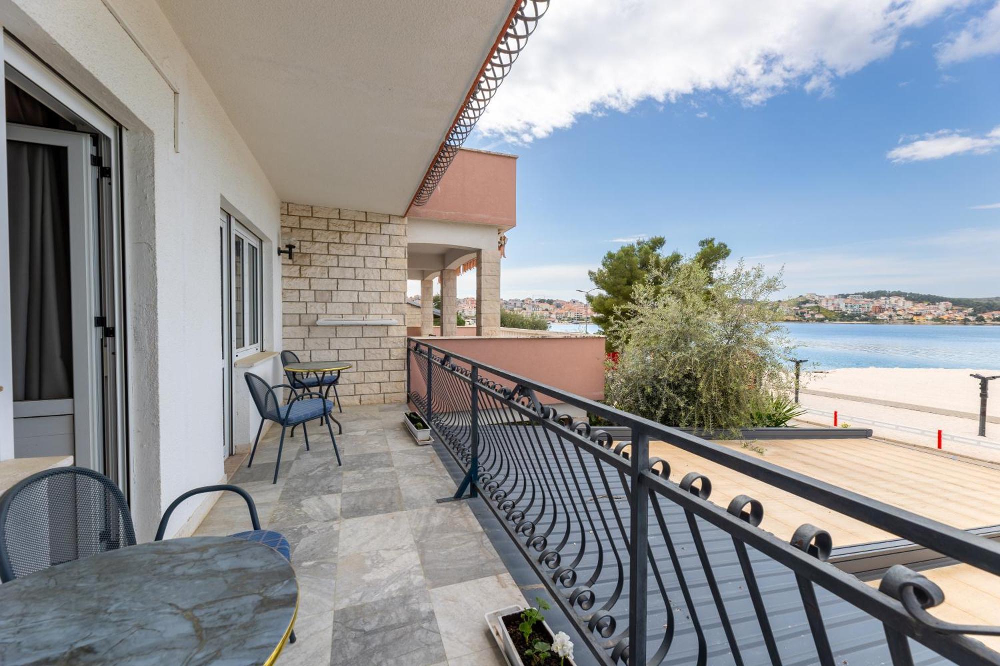 Villa Okruk-10 Meters Away From The Beach โอครูกกอร์นญี ภายนอก รูปภาพ